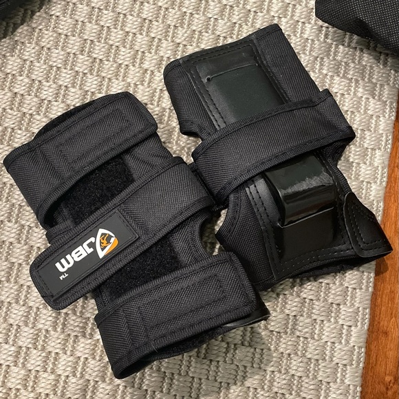 Knee Pads Elbow Pads Wrist Guards 3 in 1 Protective Gear - Picture 3 of 10